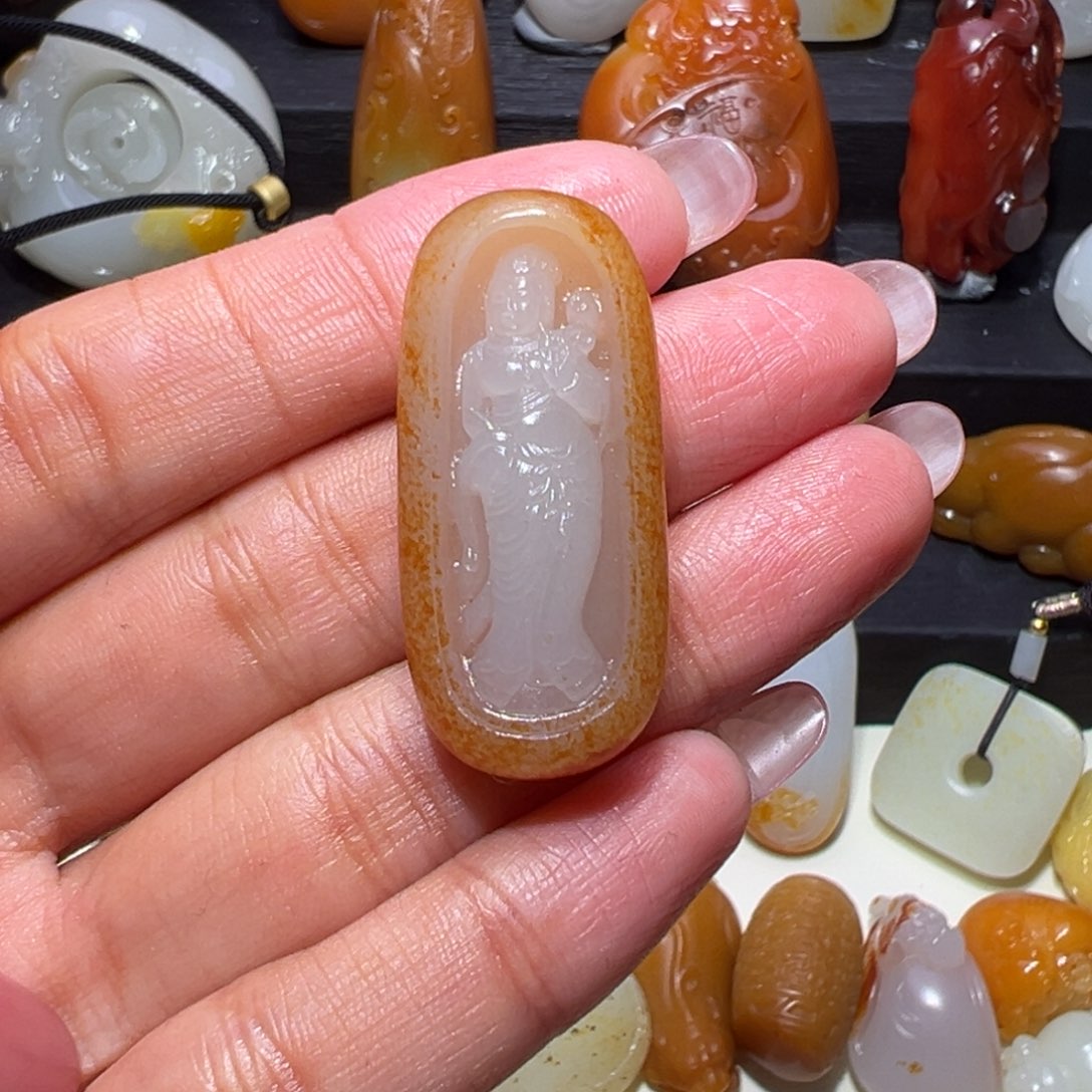 和田玉挂件未镶嵌与**伴