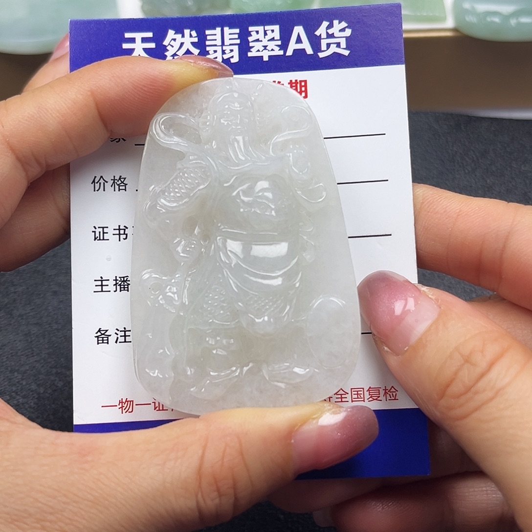 翡翠未镶嵌颈饰      