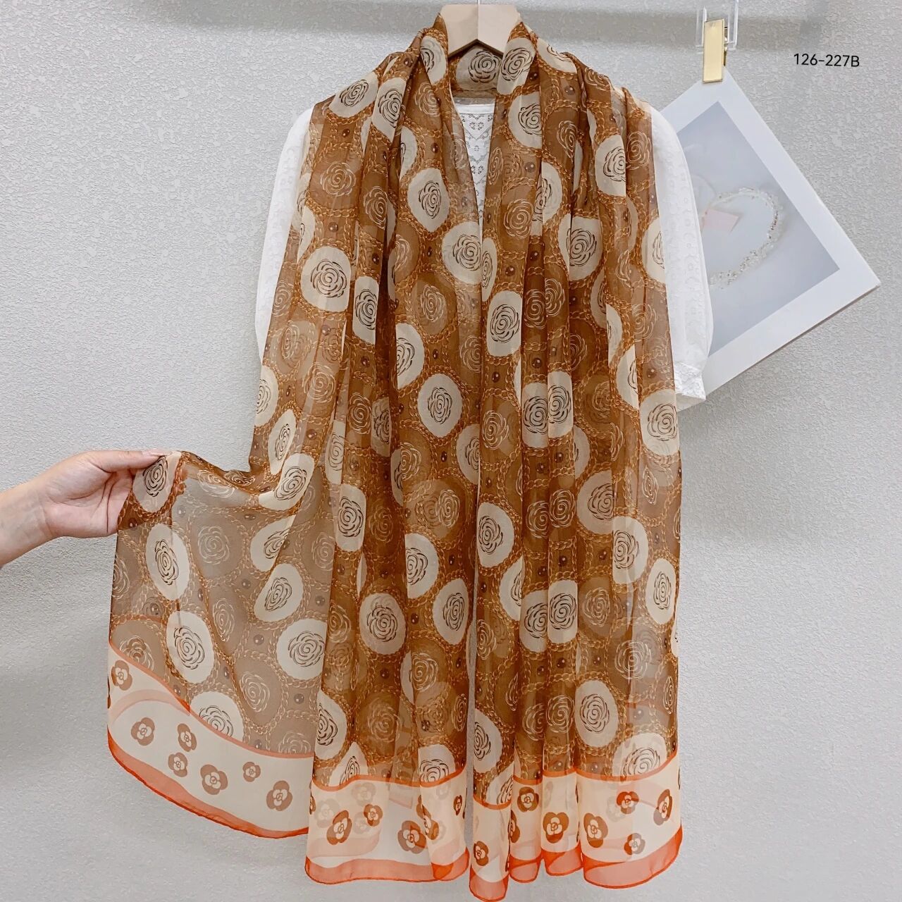 S24 香槟山茶花 春秋大尺寸气质纱巾沙滩披肩180*125左右{无礼盒}