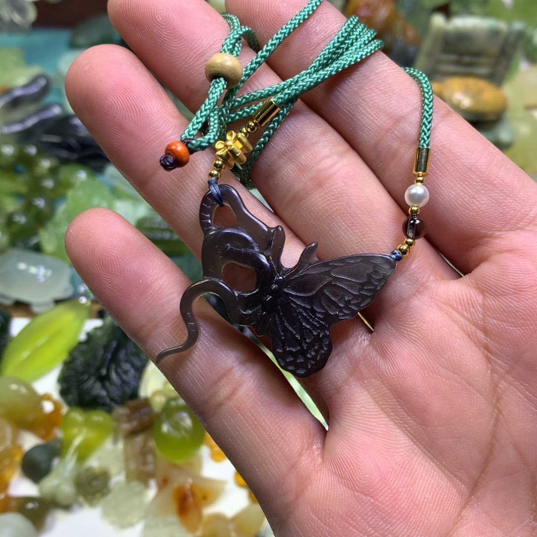 岫玉颈饰未镶嵌蛇蝶，背面有杂质