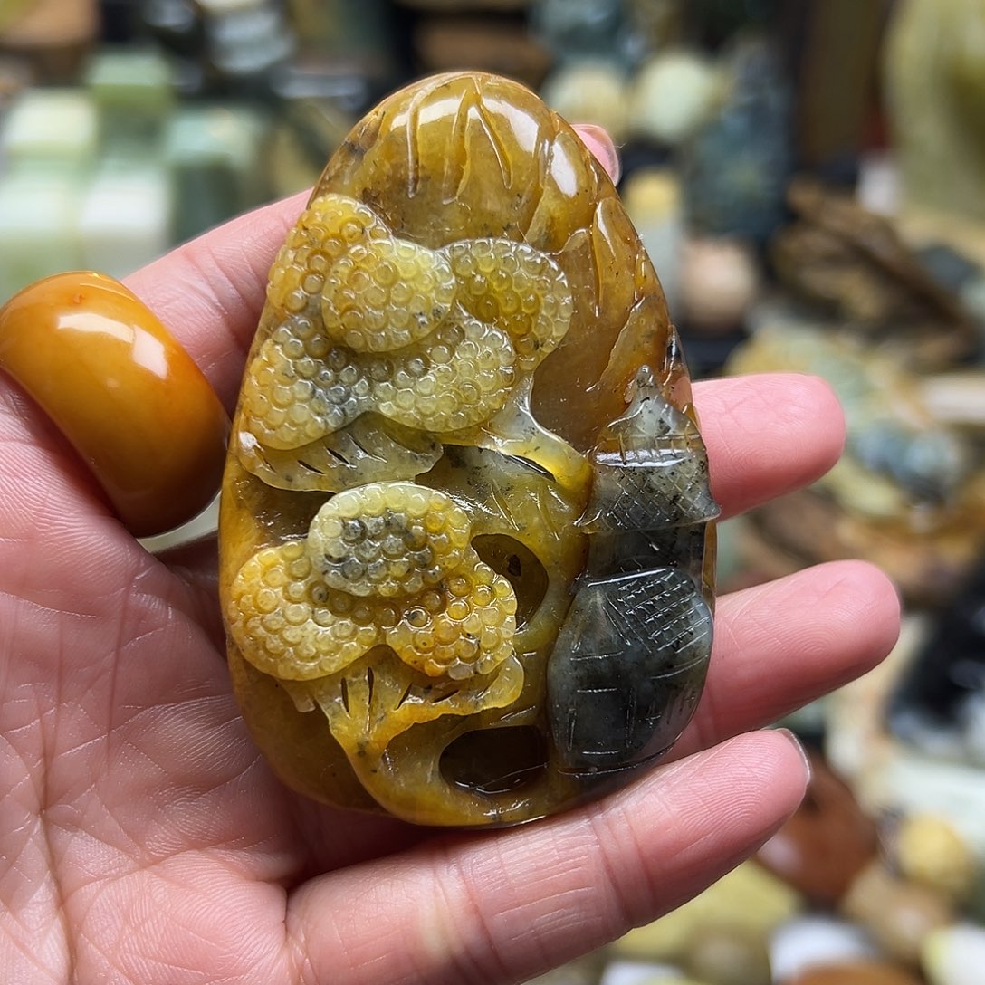 岫玉未镶嵌颈饰花玉原皮山水手玩