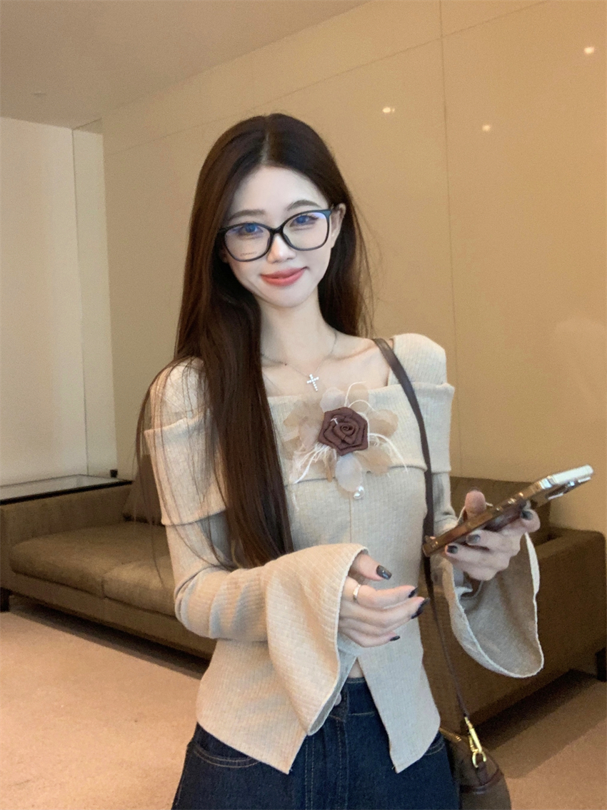 《现货现发》一字肩喇叭袖针织打底衫女秋季不规则内搭美拉花朵上衣