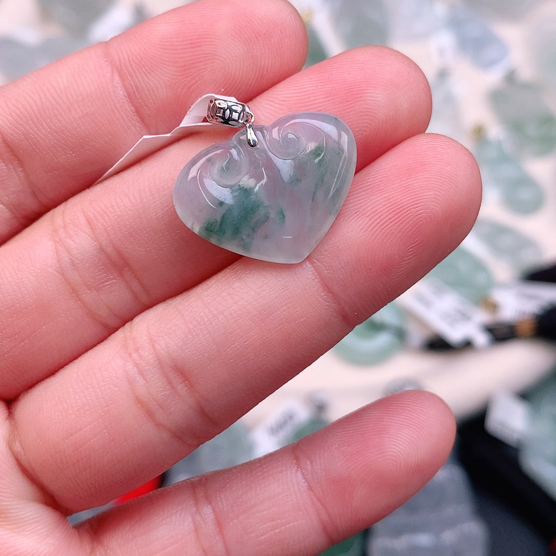 翡翠颈饰18K金镶嵌冰胶飘绿如意头