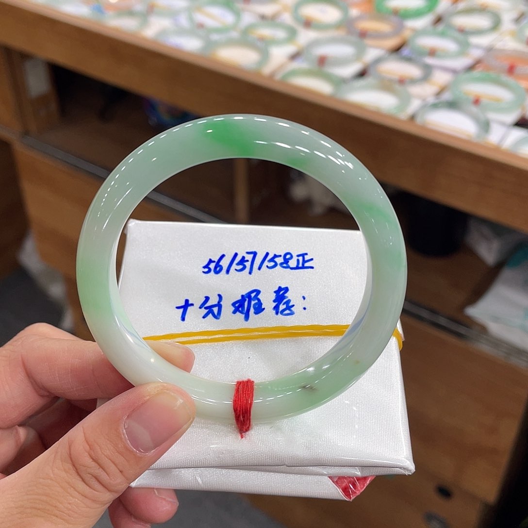 翡翠手镯未镶嵌缅甸翡翠天然翡翠