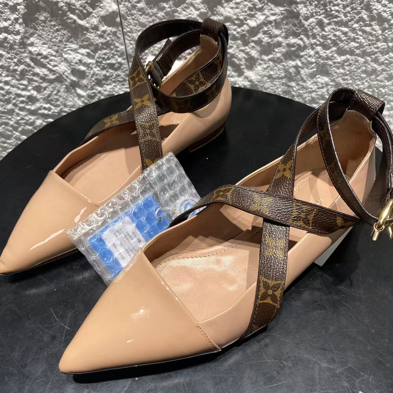 99新 LouisVuitton/路易威登 37码/裸粉色交叉绑带款平底单鞋1219