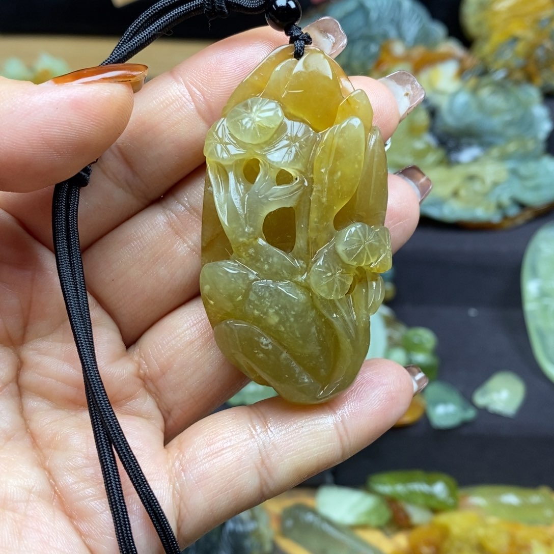 蛇纹石玉颈饰未镶嵌