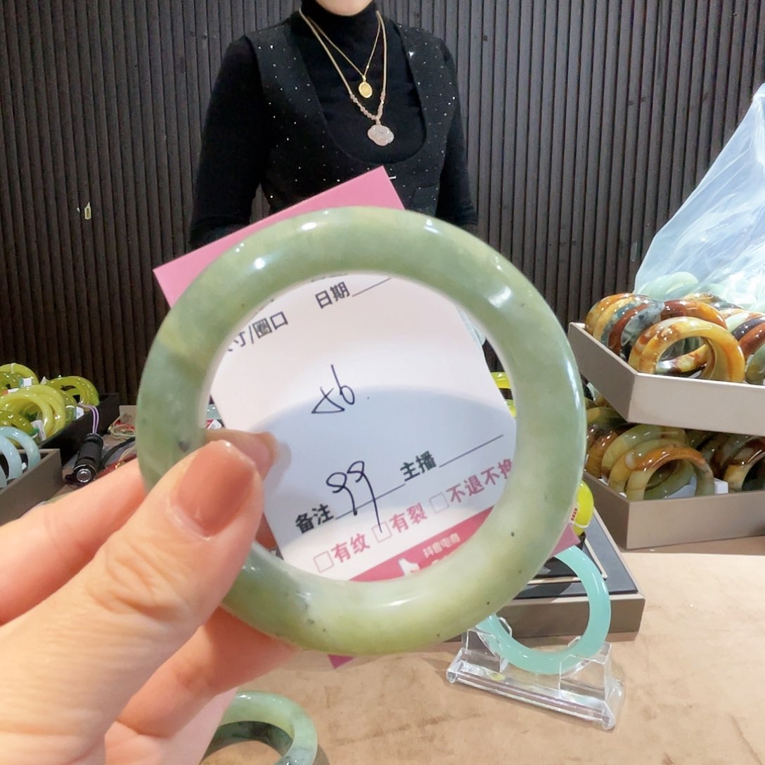 蛇纹石玉手镯未镶嵌