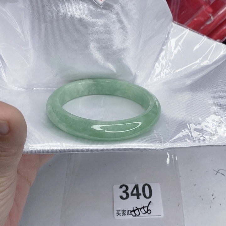 翡翠未镶嵌手镯一图一物实物为准（微瑕处理）