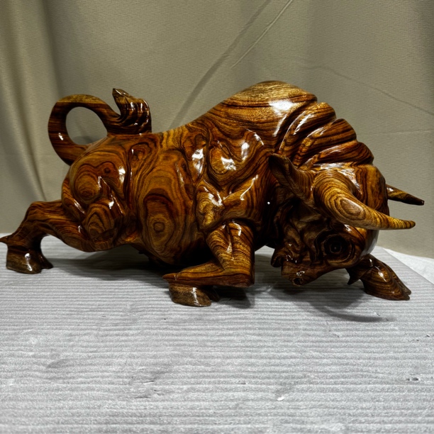 斗牛香樟木摆件品