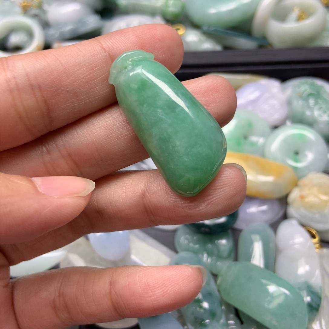 翡翠颈饰未镶嵌天然翡翠