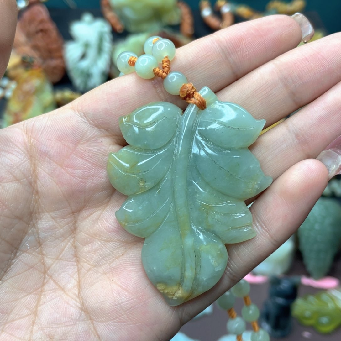 蛇纹石玉颈饰未镶嵌