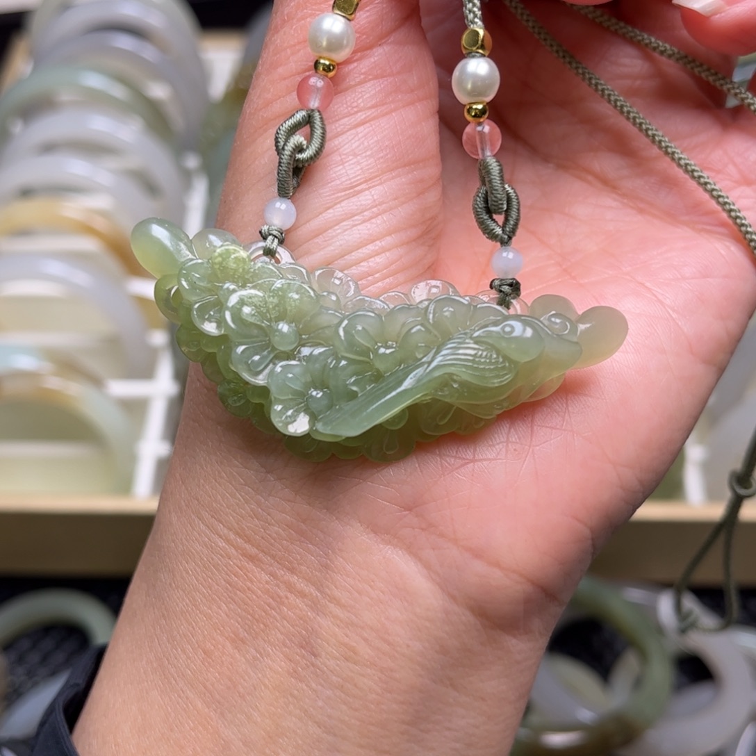 和田玉未镶嵌吊坠(赠链)