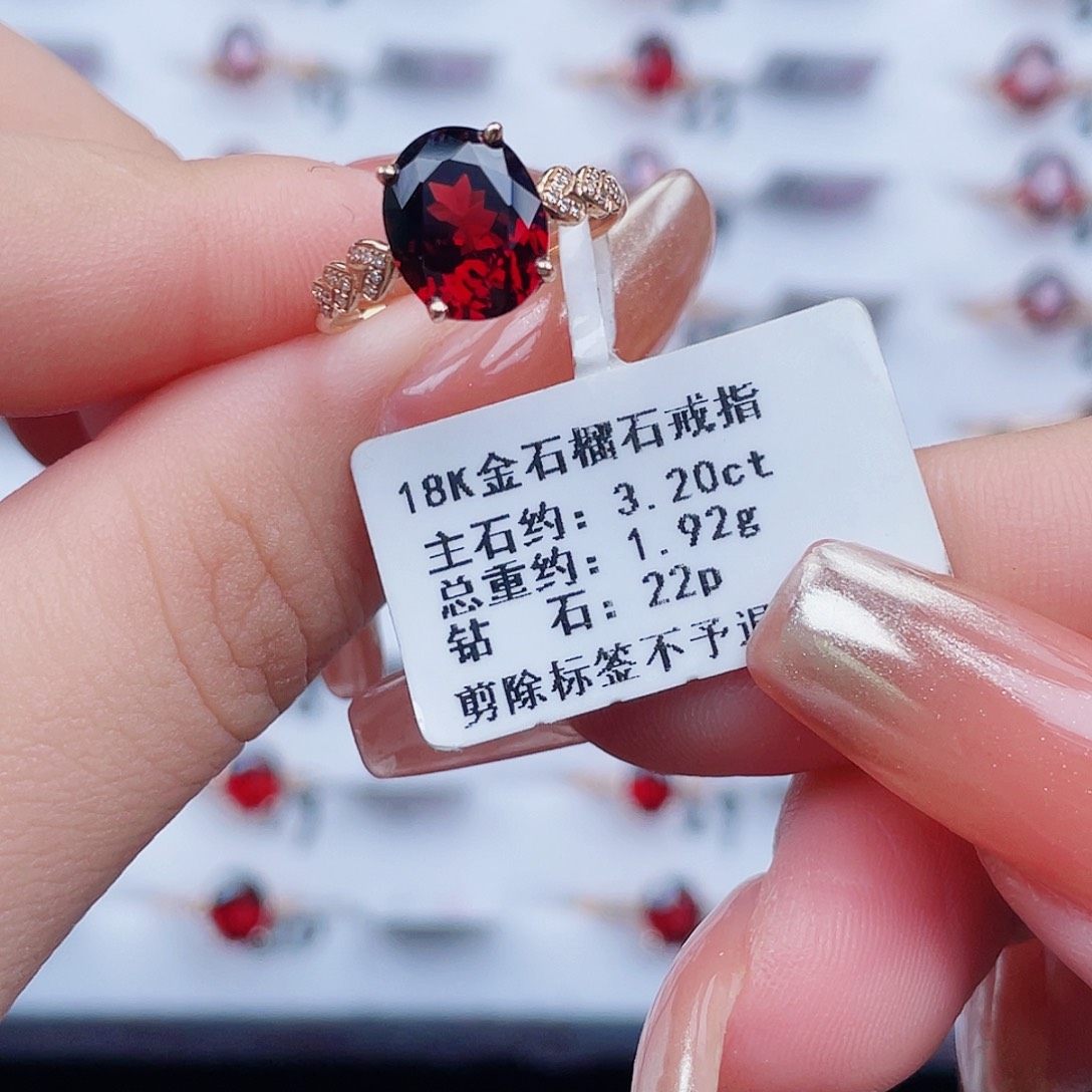 18K金镶嵌石榴石戒指