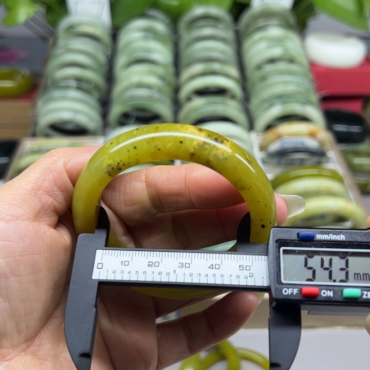 蛇纹石玉未镶嵌手镯38