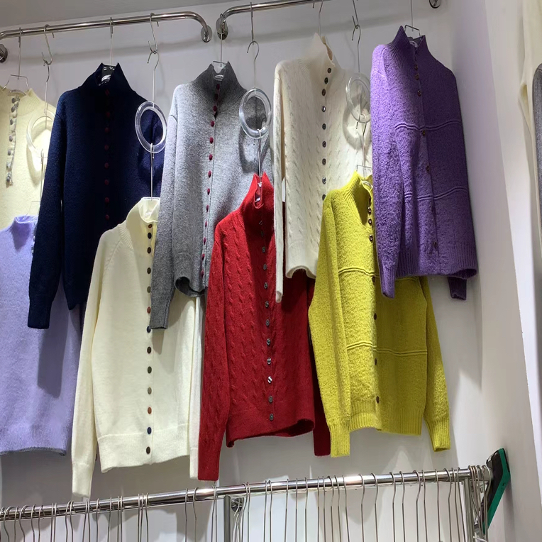 女式高领彩扣针织开衫秋冬新款时尚设计感宽松洋气长袖上衣外套