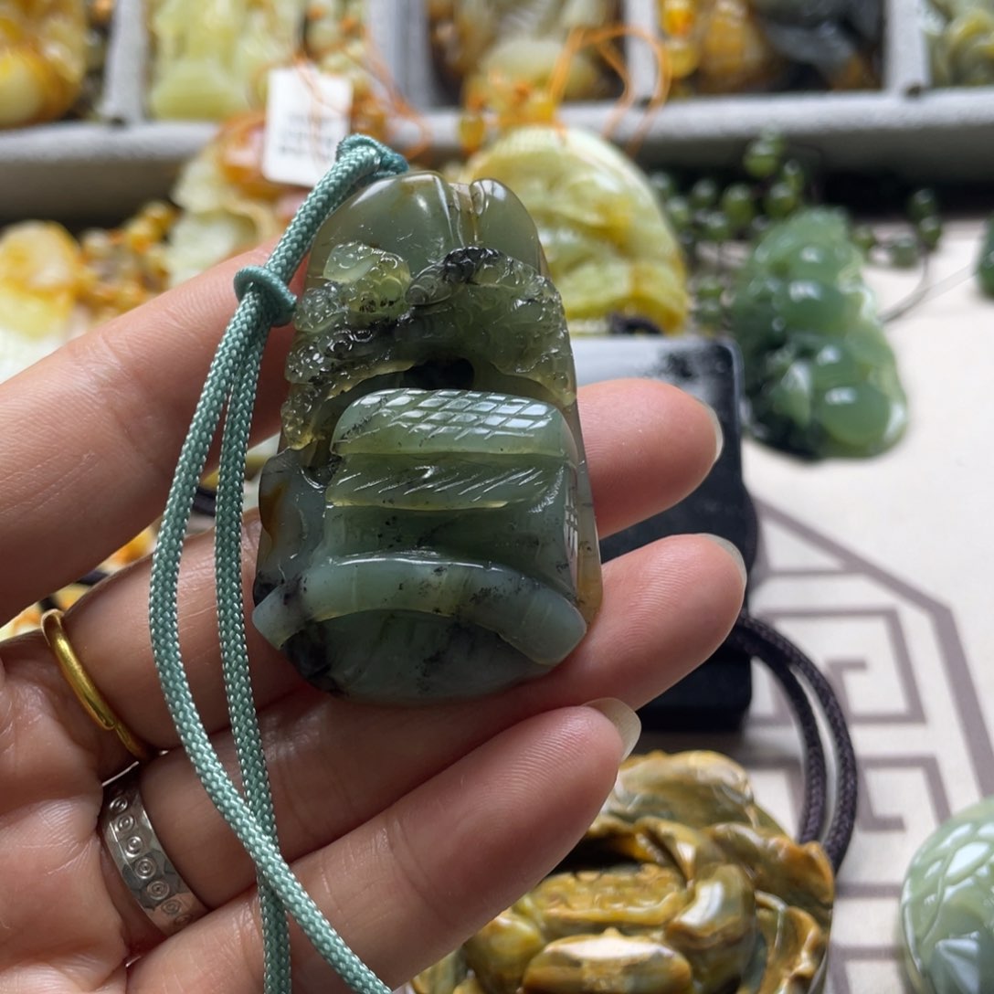 蛇纹石玉颈饰未镶嵌