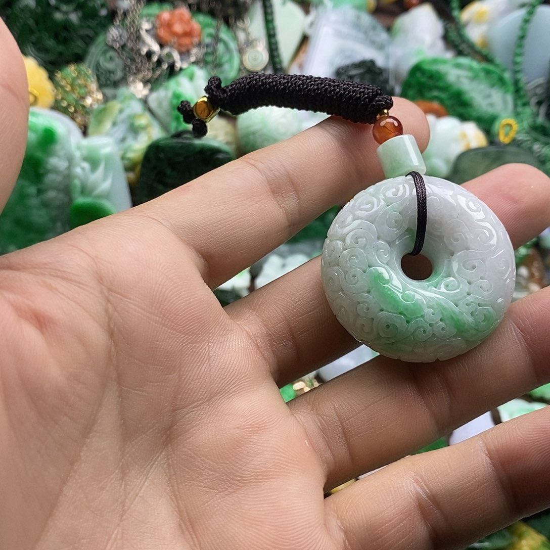 翡翠未镶嵌挂件雕刻口子