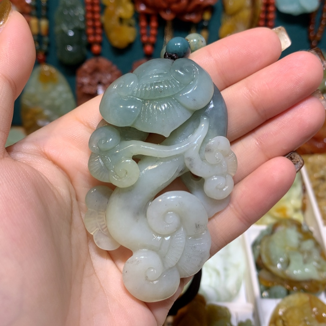 蛇纹石玉未镶嵌颈饰