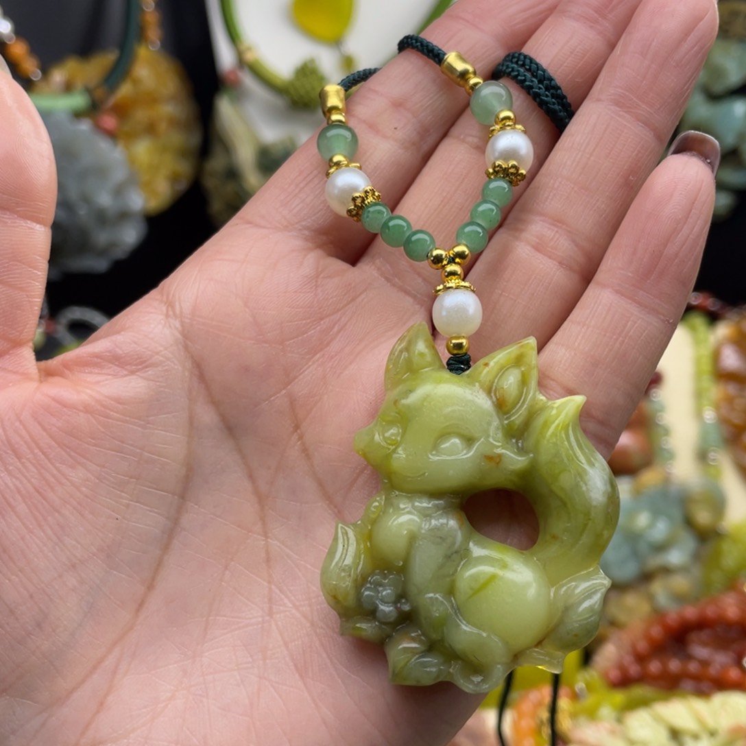 未镶嵌蛇纹石玉颈饰时**转