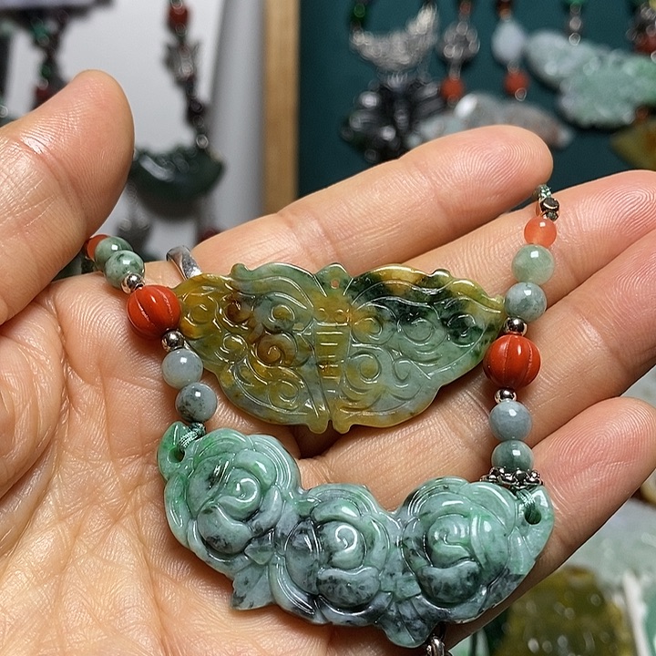 小***y翡翠未镶嵌吊坠(赠链)