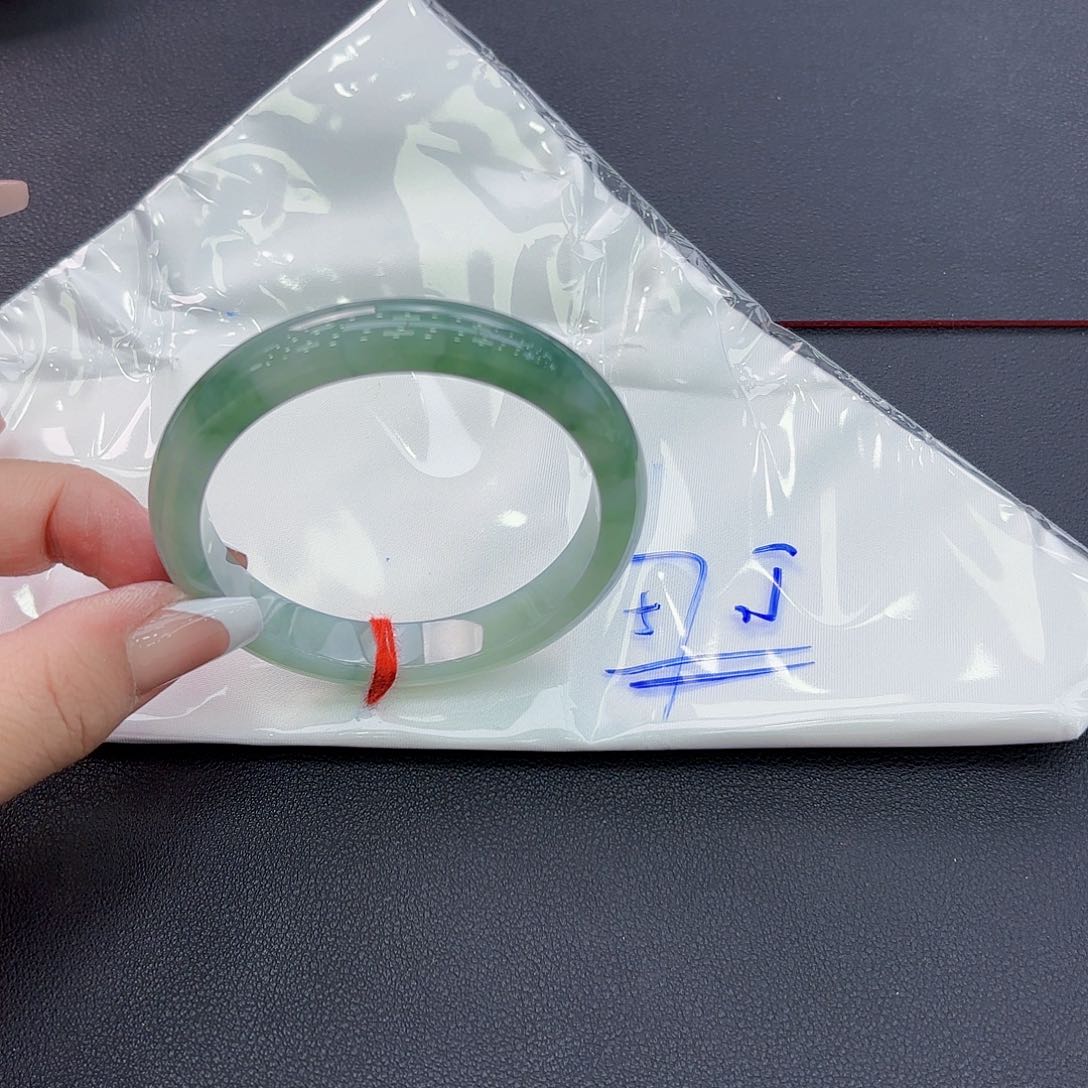 翡翠手镯未镶嵌手镯