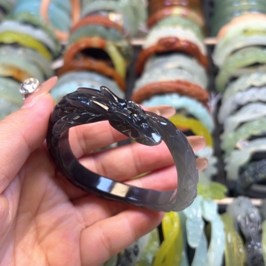 蛇纹石玉手镯未镶嵌