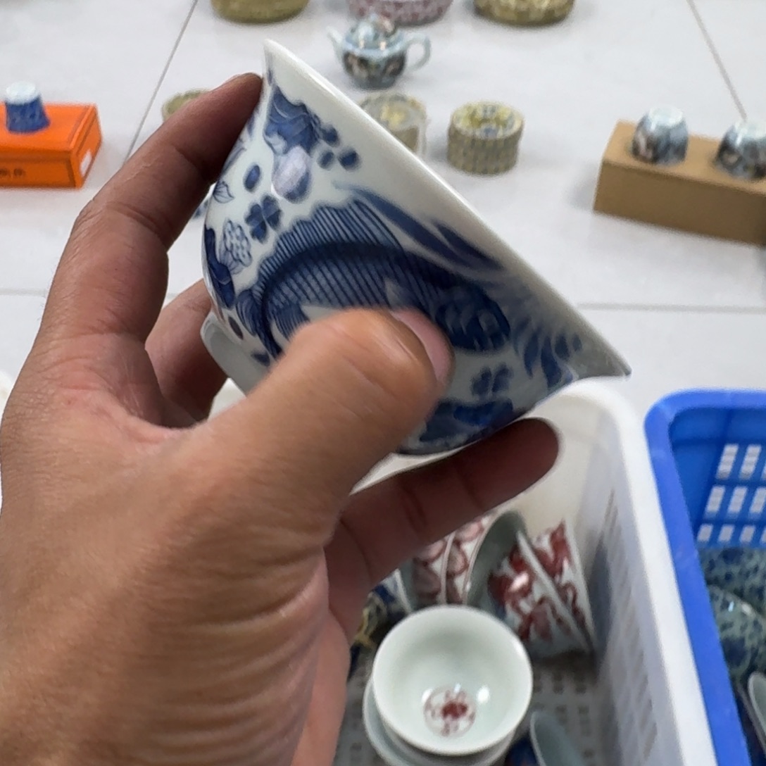 陶摆件青花鱼藻纹主人压手杯