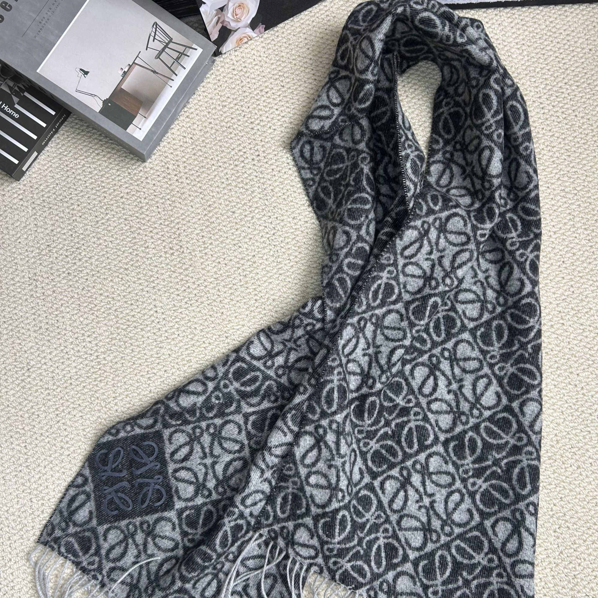 未使用 LOEWE/罗意威 经典logo黑色围巾百搭