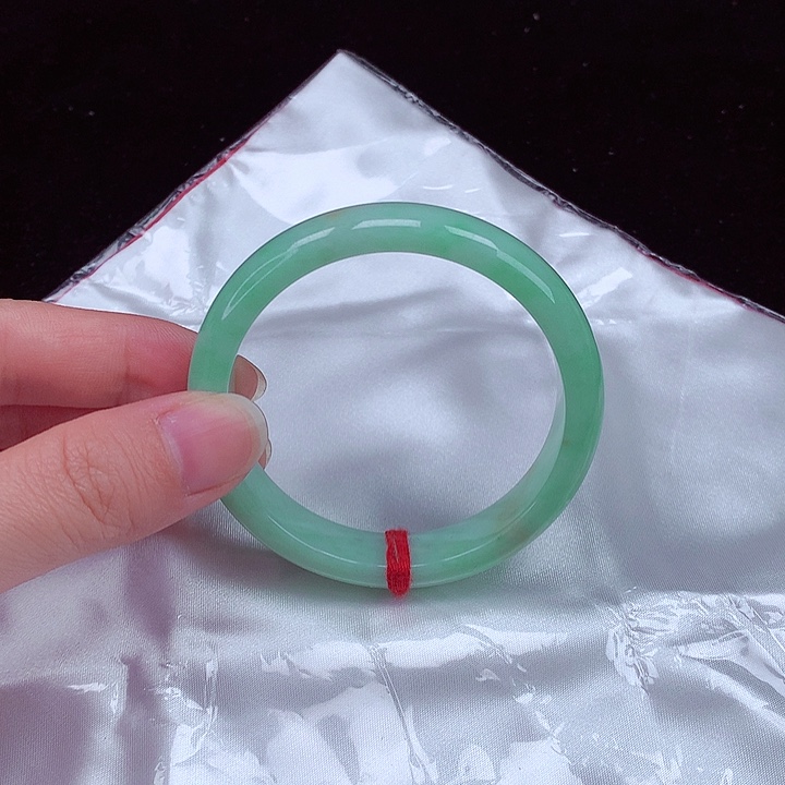 翡翠手镯未镶嵌翡翠