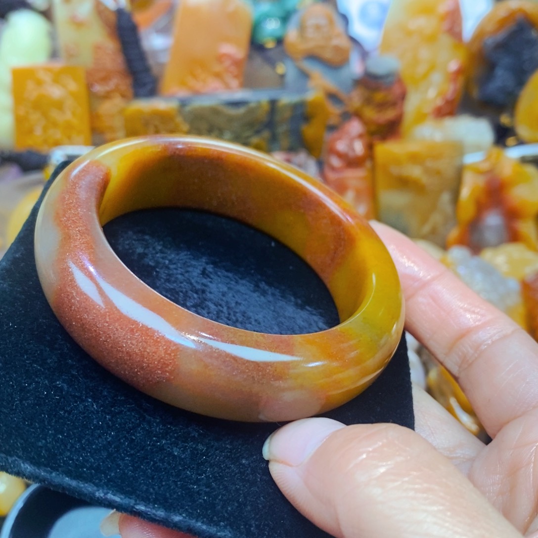 未镶嵌石英质玉（黄龙玉）颈饰