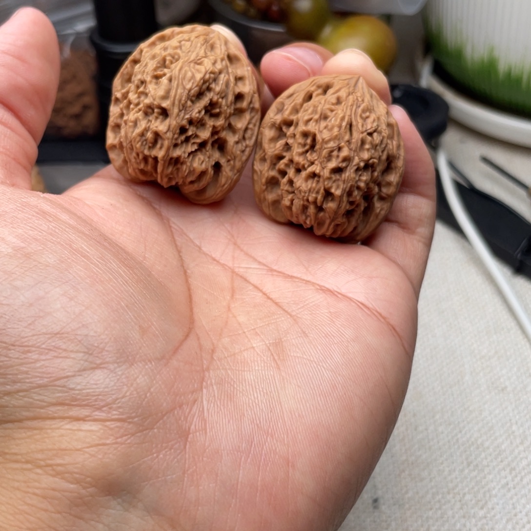 小***黑把件文玩核桃南疆石