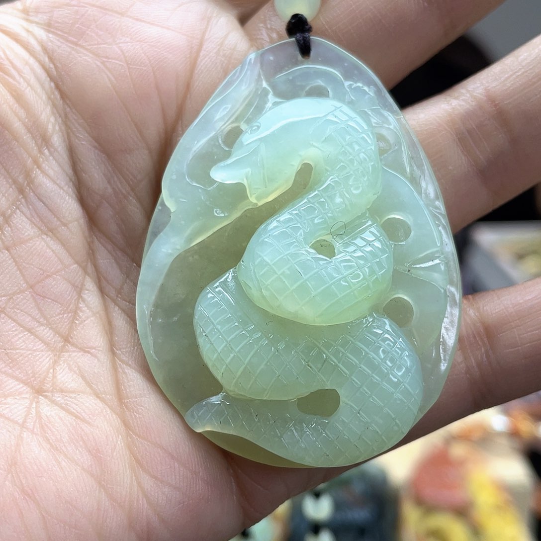 蛇纹石玉颈饰未镶嵌