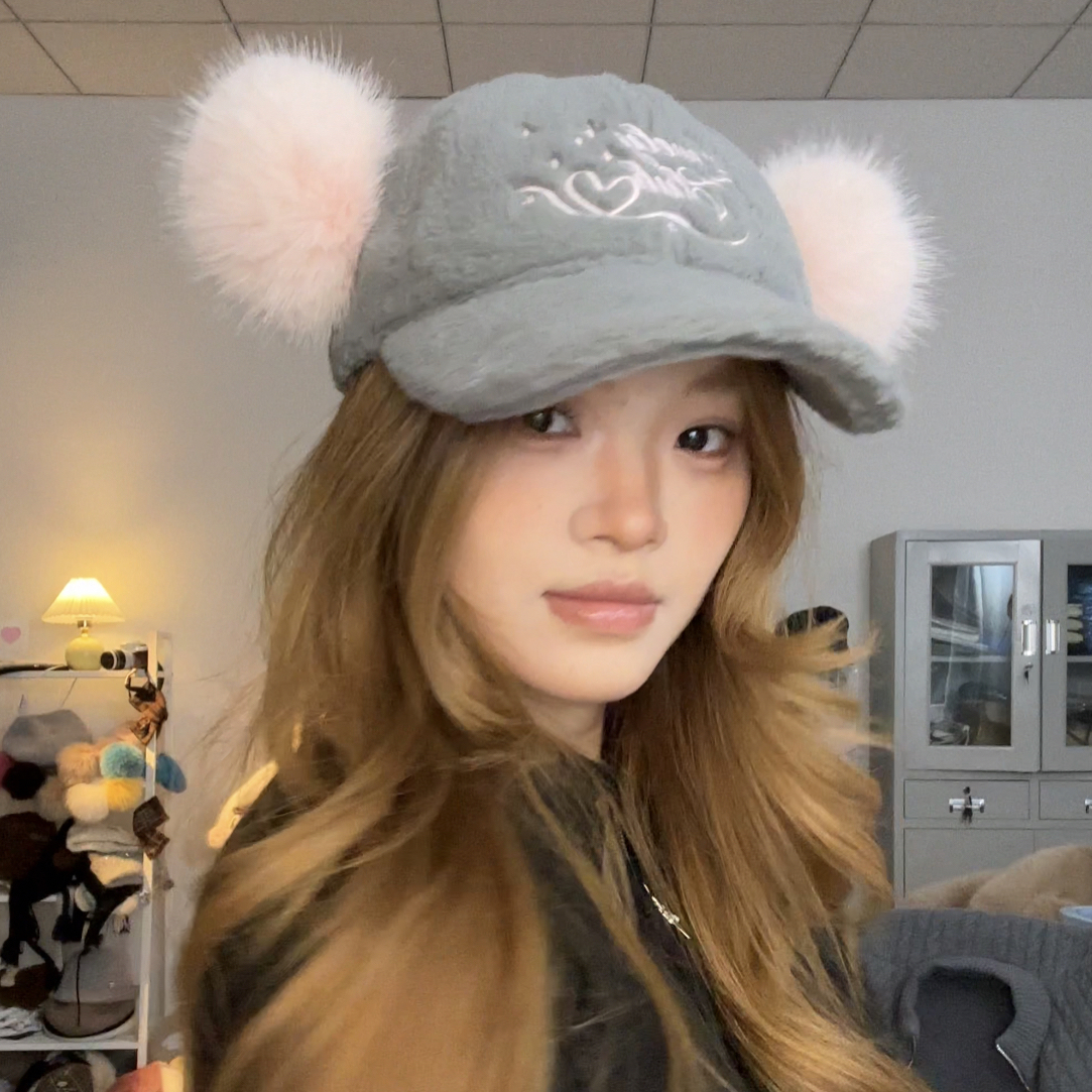 毛绒款棒球帽可拆卸毛球显脸小鸭舌帽