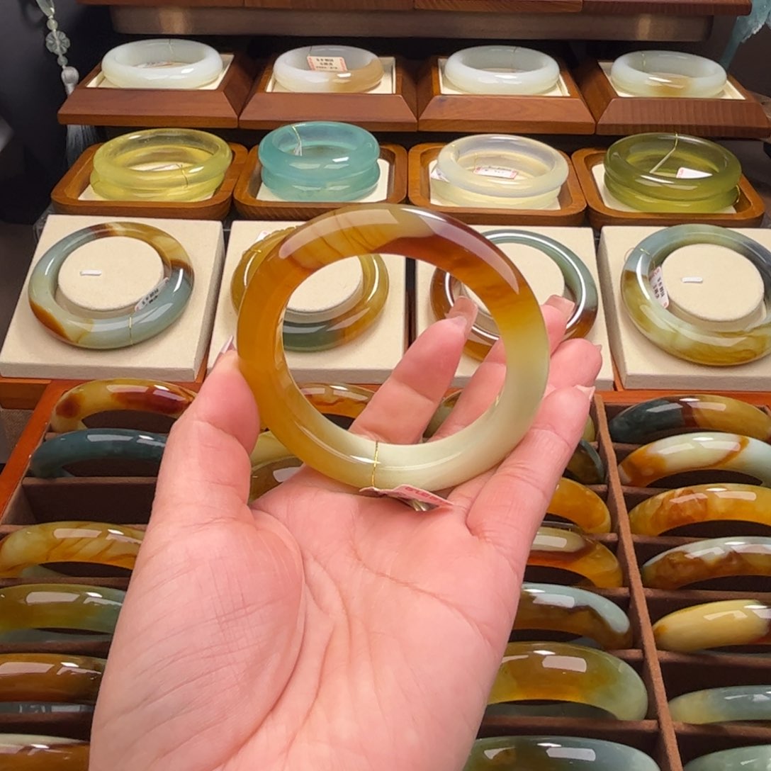 蛇纹石玉手镯未镶嵌