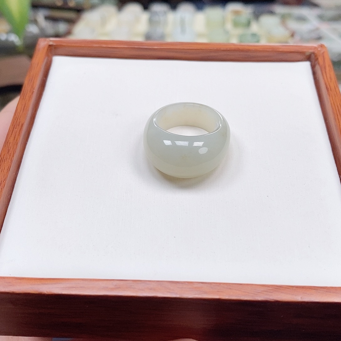 和田玉戒指未镶嵌向****笑专拍14-17.6