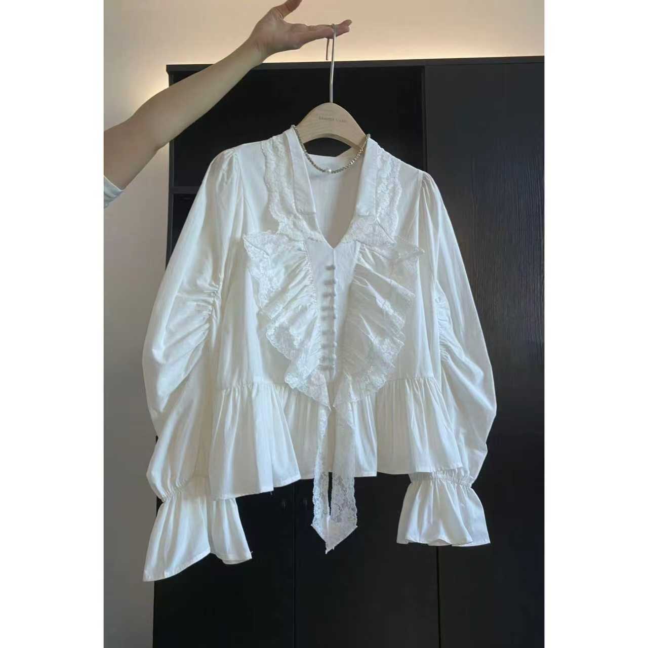 璎婲sᴀᴋᴜʀᴀ【木梨馥】媛韩版V领单排布包扣减龄娃娃衫弯刀袖衬衫