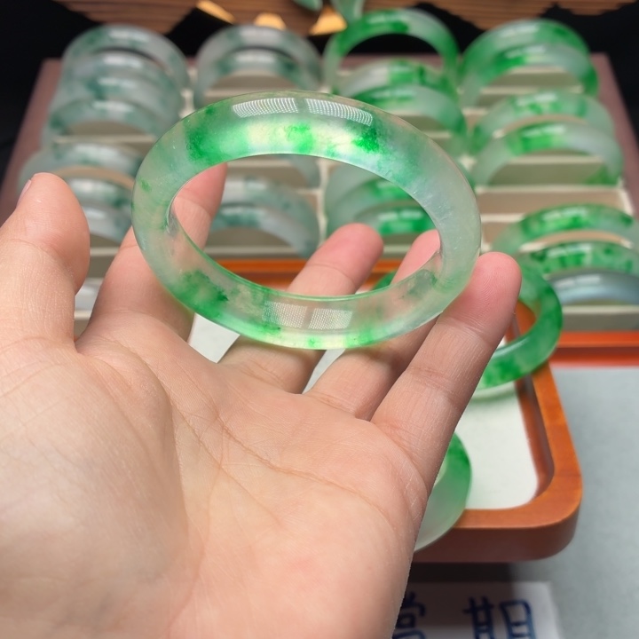 多***多石英质玉未镶嵌手镯