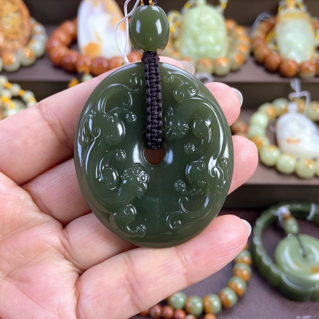 颈饰未镶嵌透闪石质玉