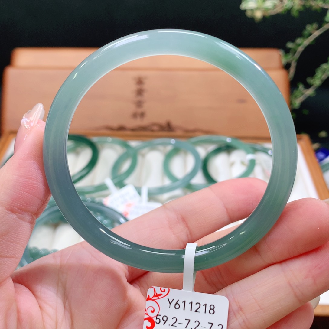 翡翠手镯未镶嵌天然