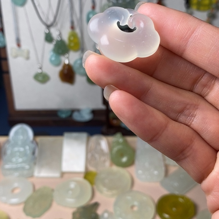 蛇纹石玉颈饰未镶嵌