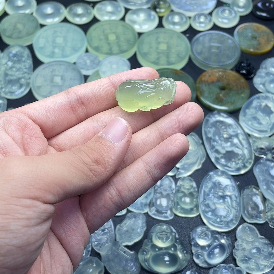 岫玉未镶嵌颈饰貔貅