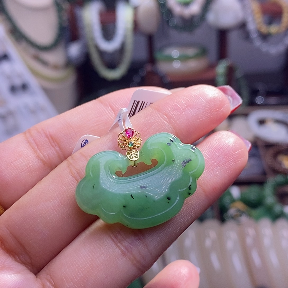 和田玉清货价乌兰海苹果绿金镶如意锁未镶嵌