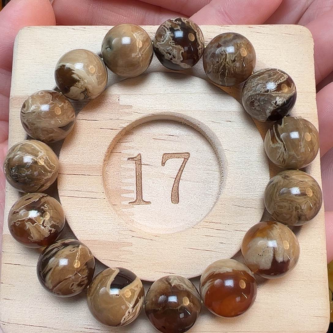 琥珀珠宝奇石未镶嵌肖****?