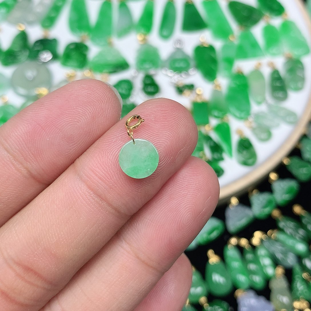 翡翠配石18K金扣头 小巧精美飘阳绿小圆牌