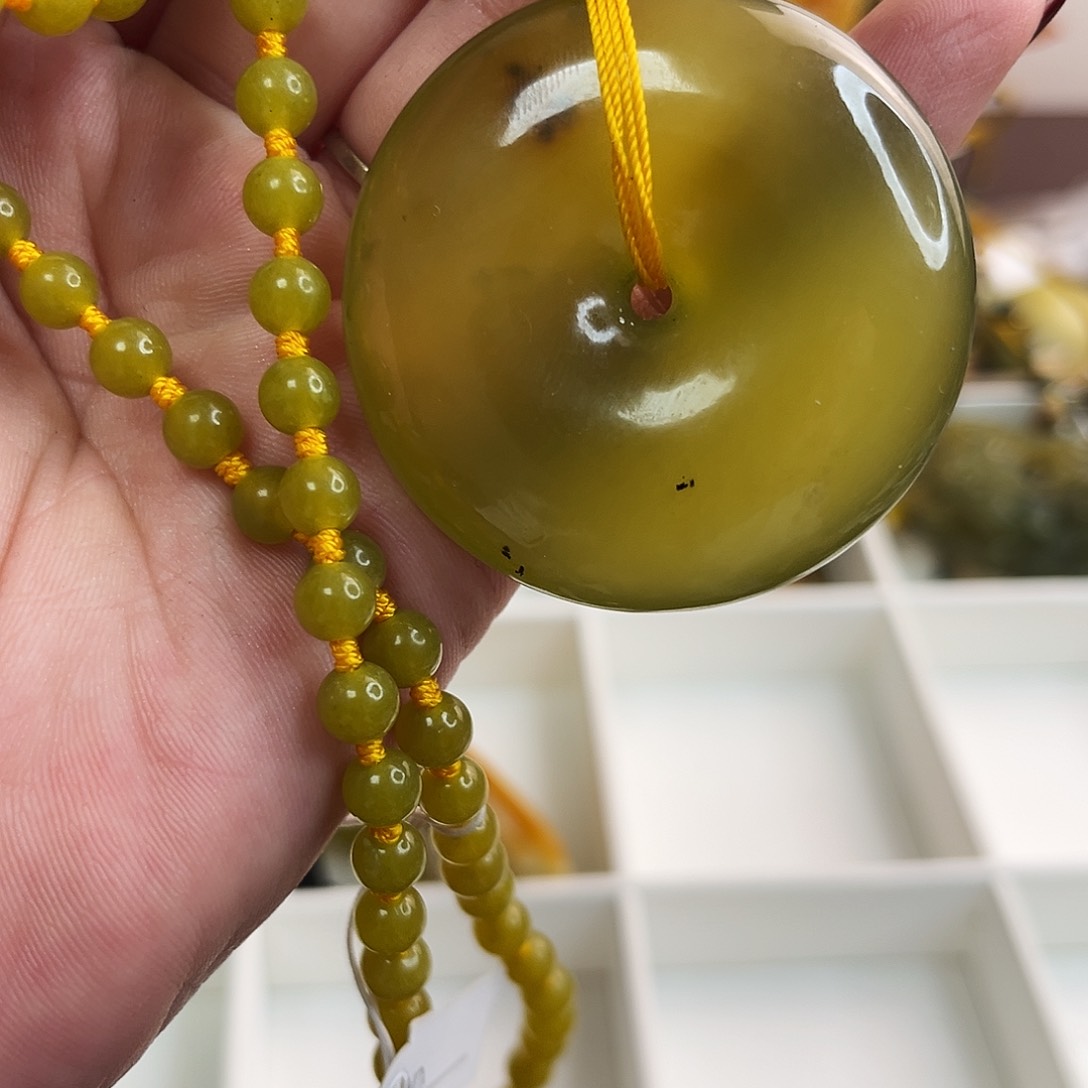 蛇纹石玉颈饰未镶嵌