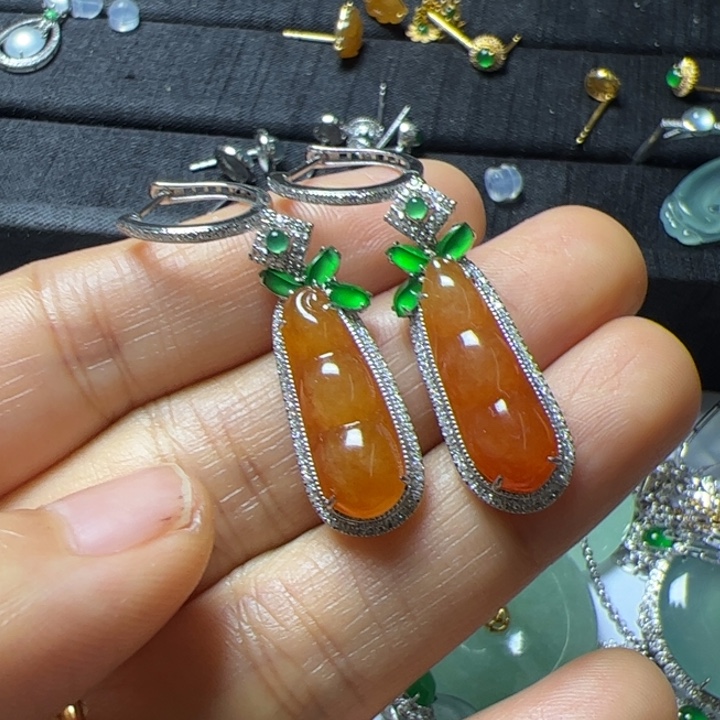 翡翠吊坠(不含链)18K金镶嵌翡翠吊坠项链