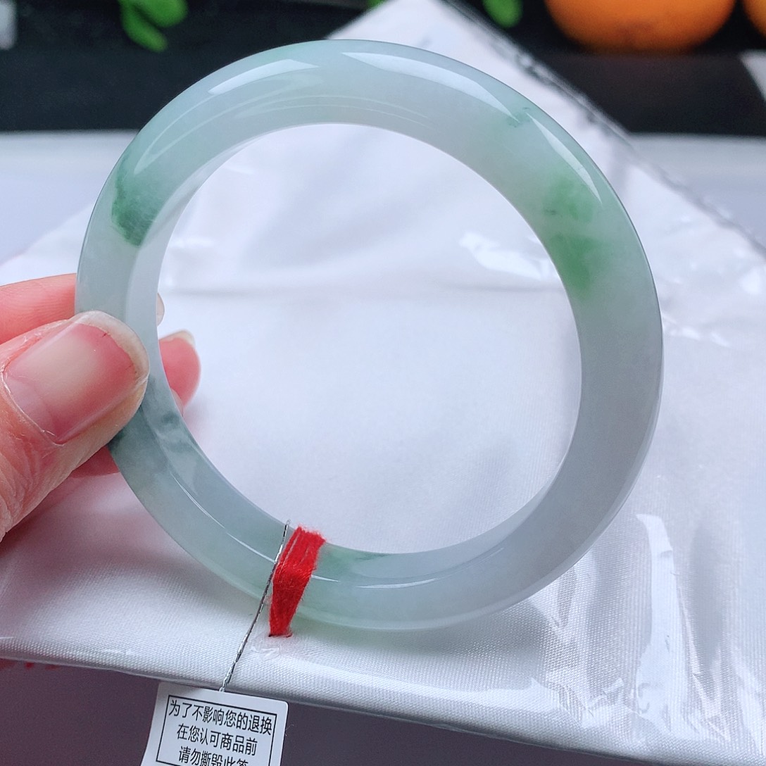 翡翠手镯未镶嵌54圈