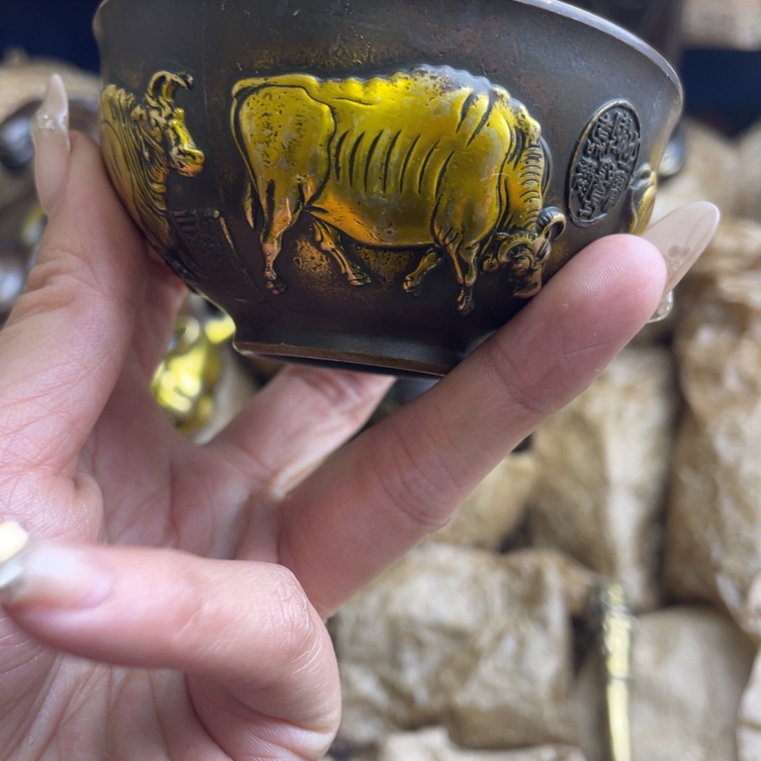 原矿风磨铜碗。            