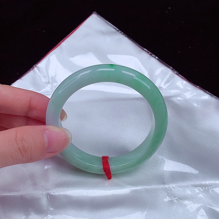 翡翠手镯未镶嵌翡翠