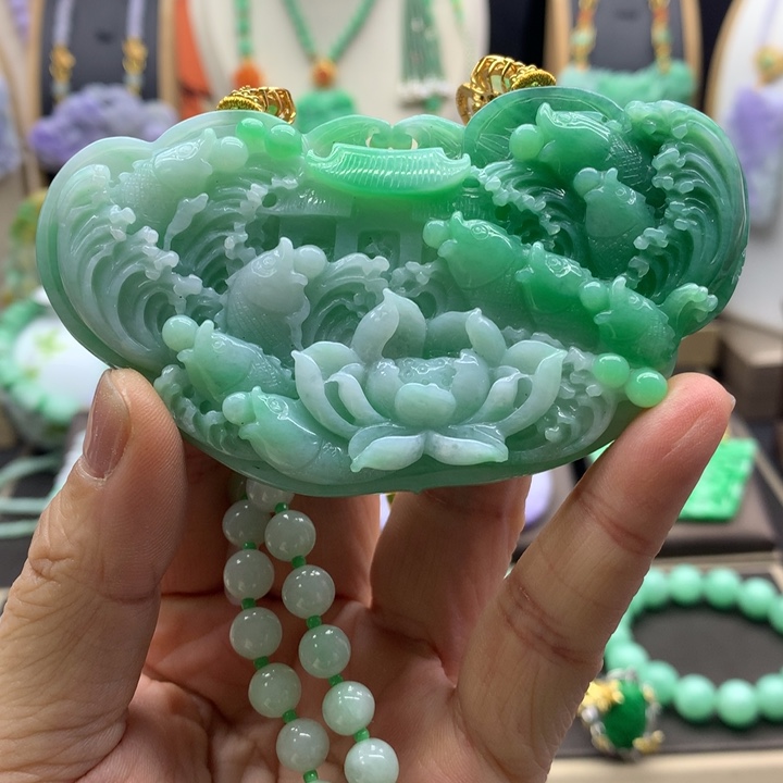 翡翠吊坠(赠链)未镶嵌